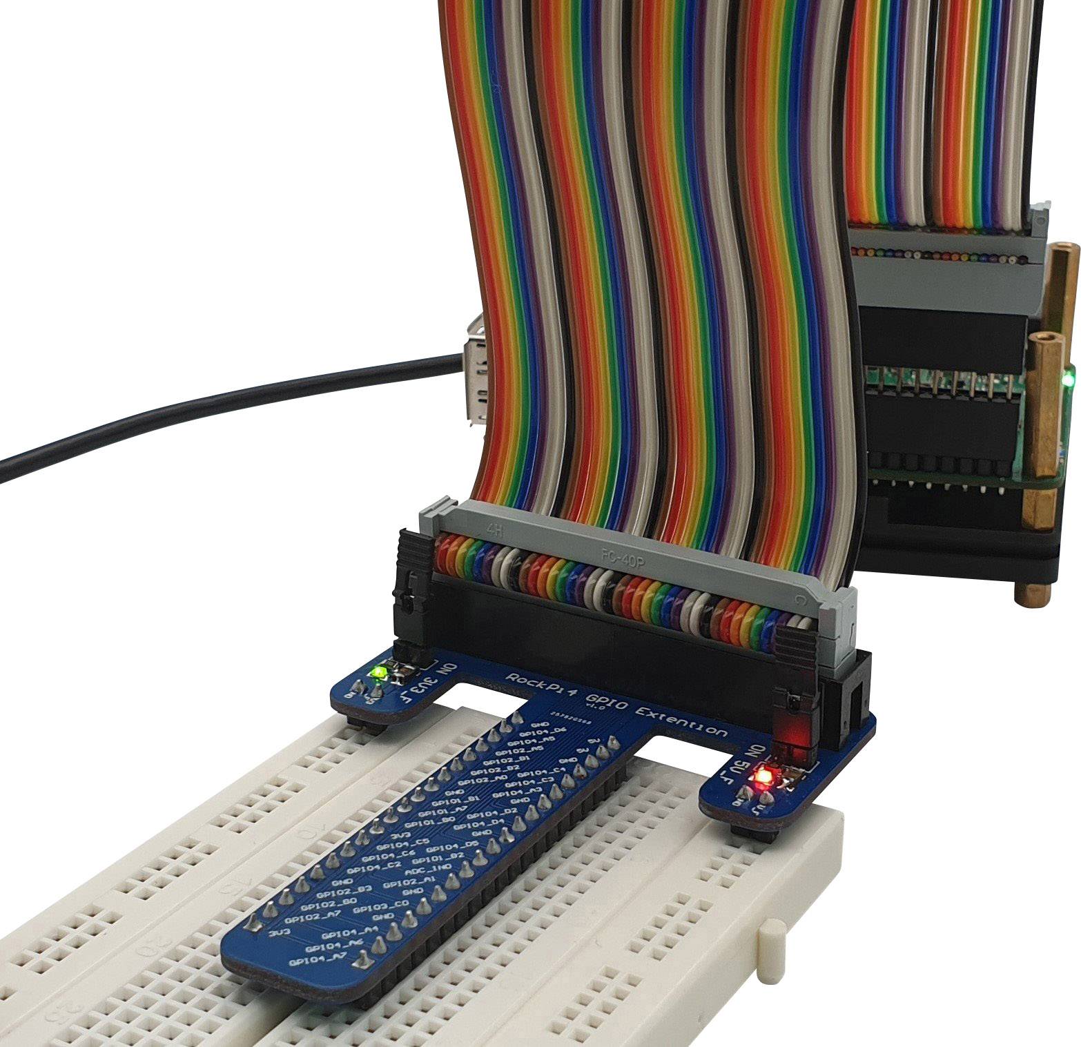 Un câble plat est connecté à un circuit électronique monté sur une plaque d'essai.