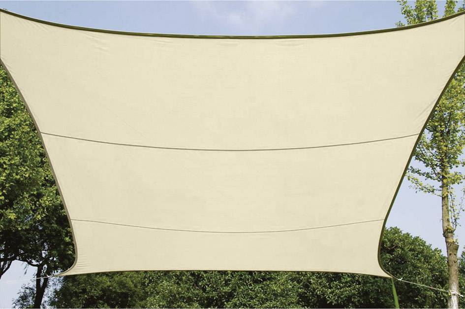 Un voile de soleil beige tendu entre des arbres offre de l'ombre. Un ciel bleu est visible en arrière-plan.