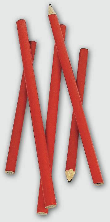 Cinq crayons de couleur rouge sont disposés en désordre sur une surface claire, dont deux sont taillés.