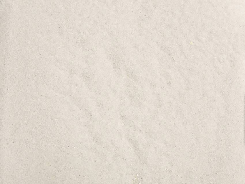 Sable fin, clair et à la texture uniforme.