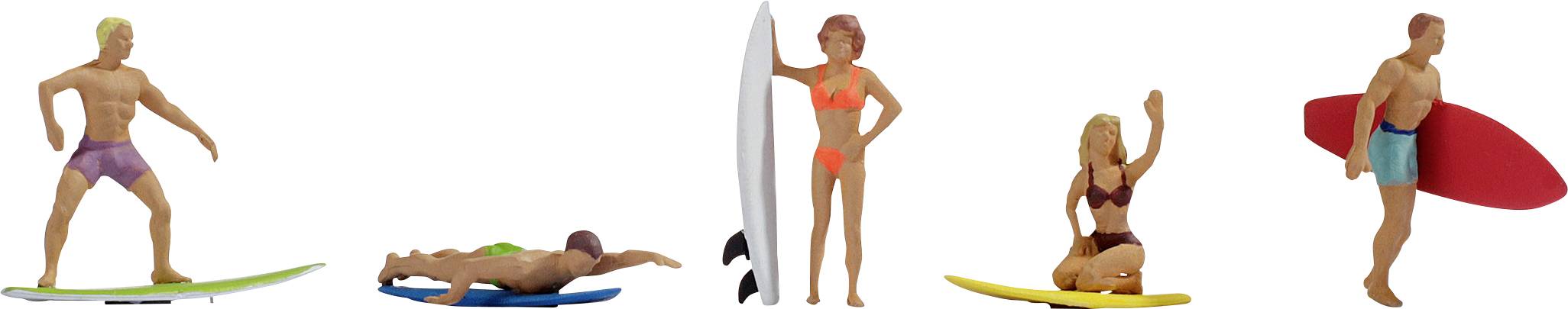 Cinq personnages en maillot de bain avec des planches de surf ; trois sont debout, un est allongé sur la planche, un autre est assis.
