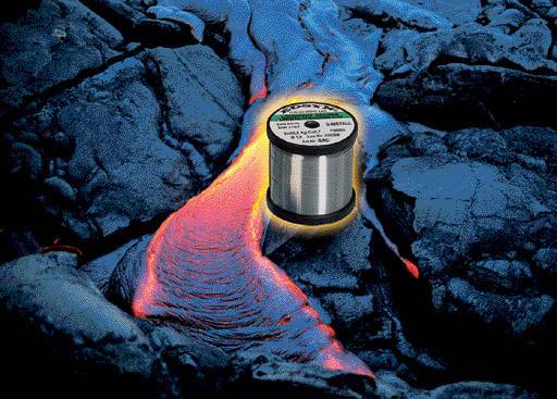 Un fil résistant au feu repose sur de la lave incandescente entre des pierres sombres. Le fil démontre sa résistance à la chaleur dans cet environnement extrême.