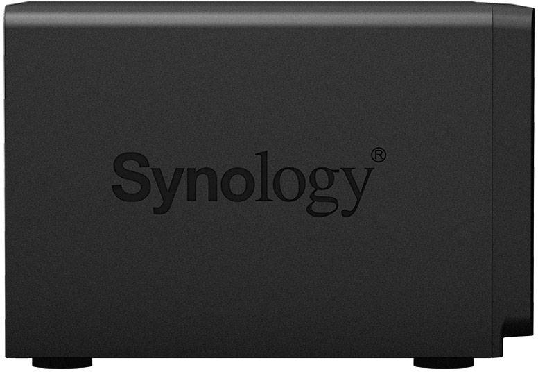 Serveur NAS Synology noir externe avec le logo 'Synology' sur le côté.
