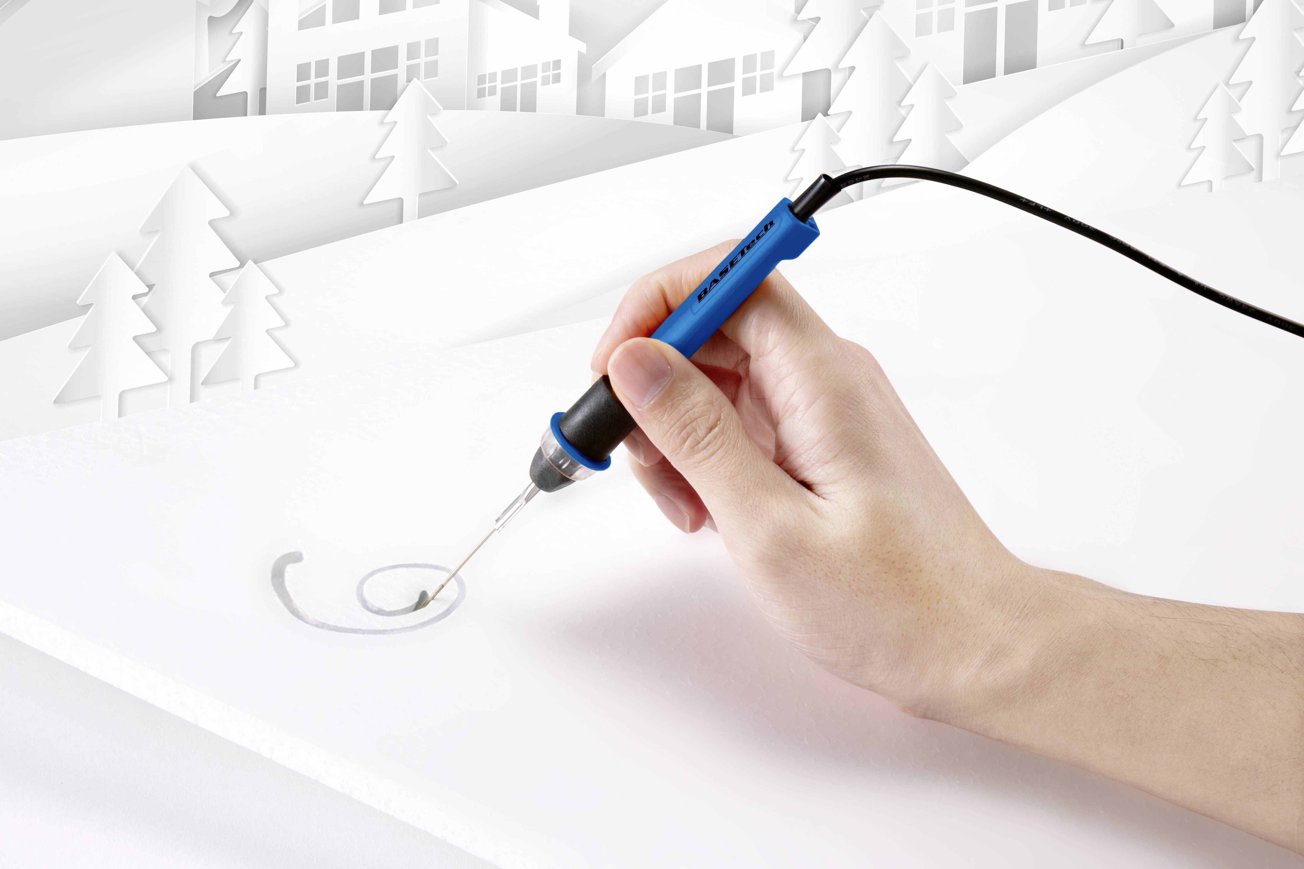 'Gravé à la main au fer à souder un motif ondulé sur une surface blanche avec un arrière-plan stylisé de collines et d'arbres.'