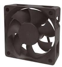 Un ventilateur d'ordinateur noir à cinq pales, installé dans un cadre carré, utilisé pour le refroidissement des appareils électroniques.