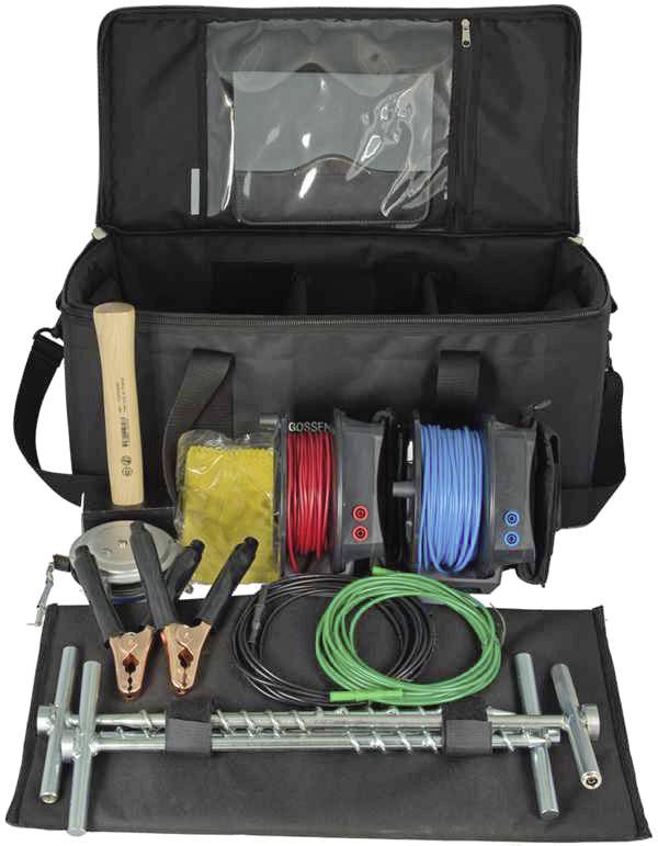 Sac à outils noir ouvert contenant des bobines de câbles en rouge, bleu et vert, des pinces de terre, un marteau et une sonde de mise à la terre.