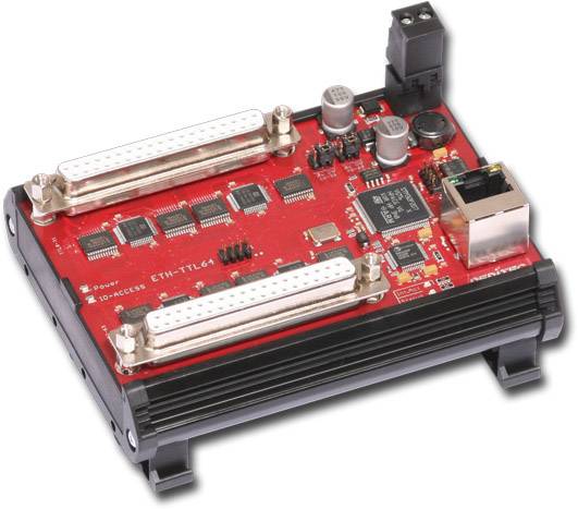 Une carte électronique rouge avec des composants et des connexions, comprenant deux rangées de broches, une connexion réseau et des condensateurs.