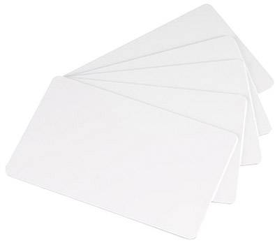 Cinq cartes en plastique blanches et vierges, disposées en éventail sur un fond blanc.
