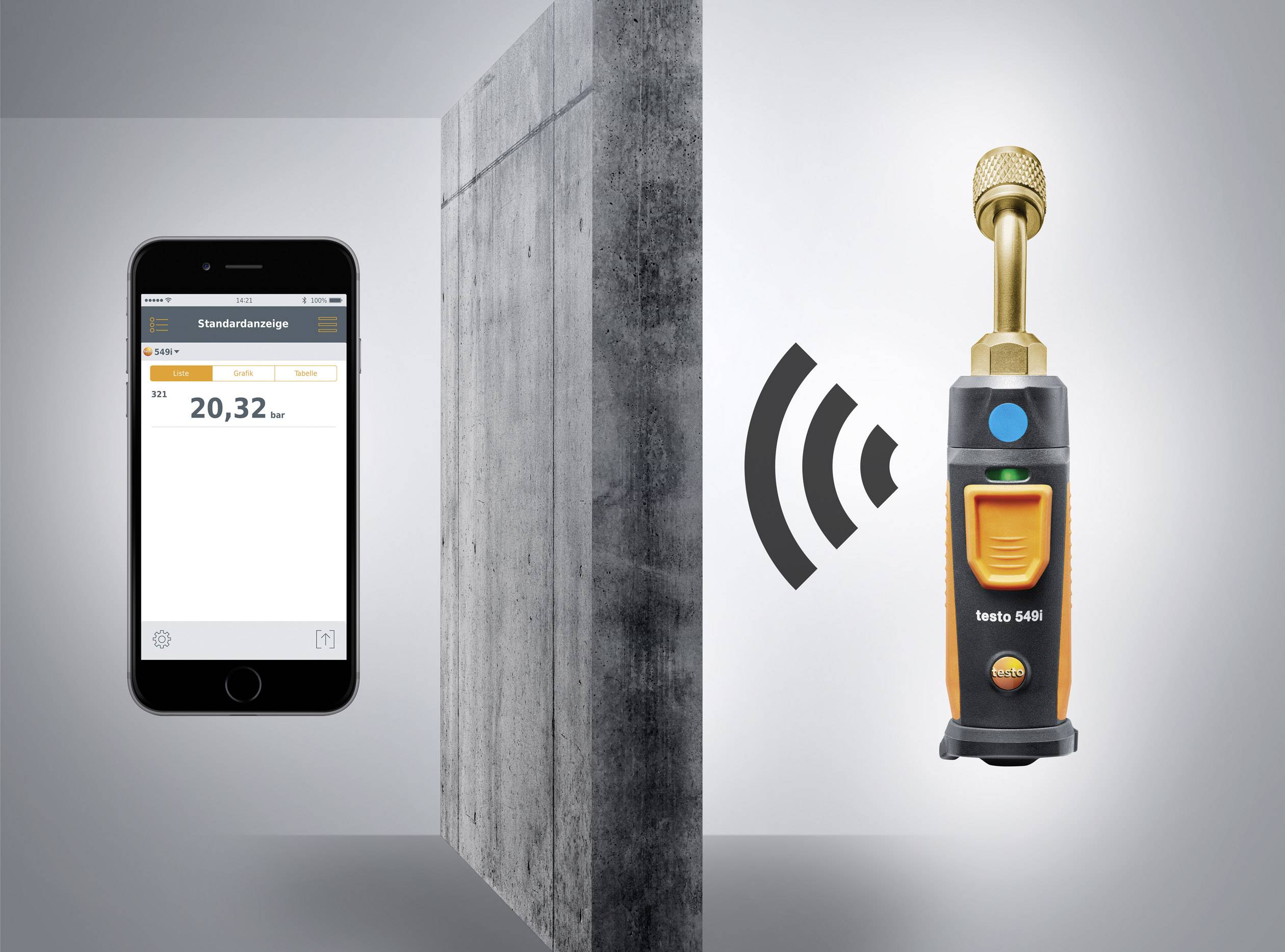 Un smartphone affiche la mesure '20,32'. À côté d'un bloc de béton se trouve un manomètre qui transmet des données via Wi-Fi.