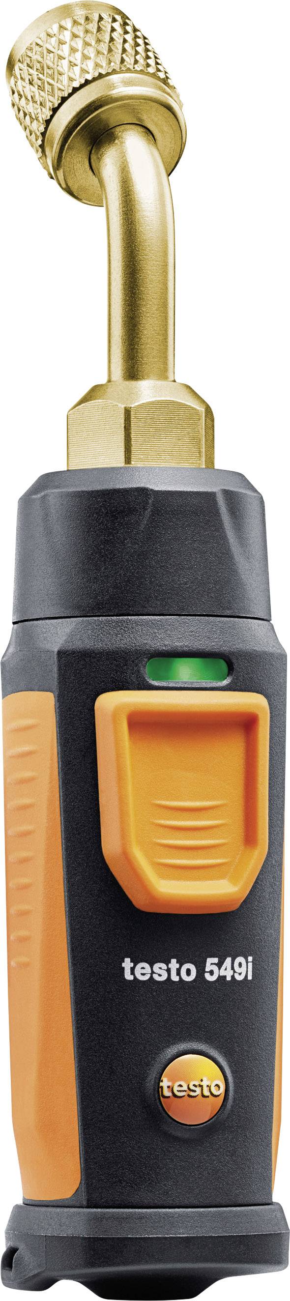 Un manomètre numérique avec un raccord jaune-doré en haut, un boîtier orange-noir portant l'inscription 'testo 549i', utilisé pour mesurer la pression.
