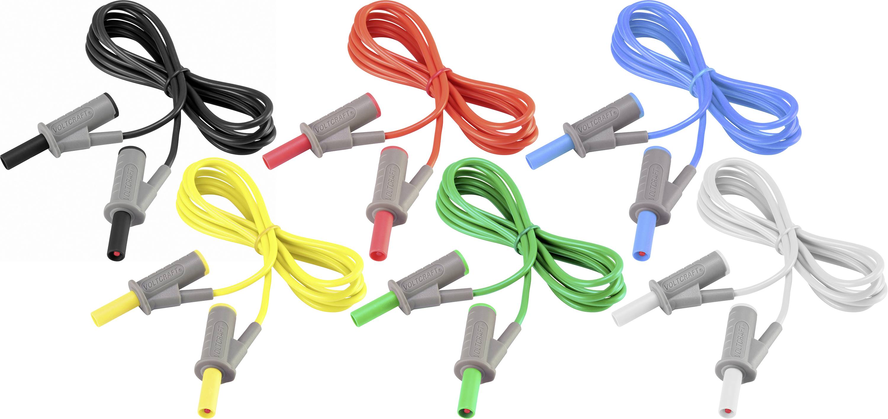 Des câbles colorés avec des connecteurs, dispersés sur un fond clair. Il y a sept câbles dans les couleurs noir, rouge, bleu, jaune, vert, gris et blanc.