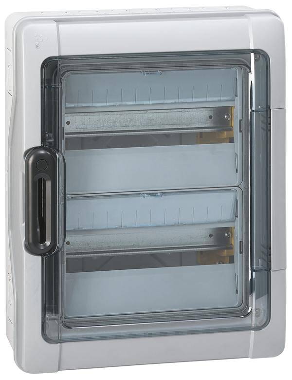 Un boîtier de fusibles gris, rectangulaire, avec un couvercle transparent en plastique. Contient deux rangées de fusibles dans un design moderne.