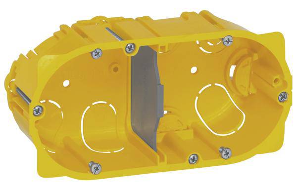 Boîte de dérivation électrique ovale jaune en plastique avec plusieurs trous de vis et une cloison centrale de séparation.