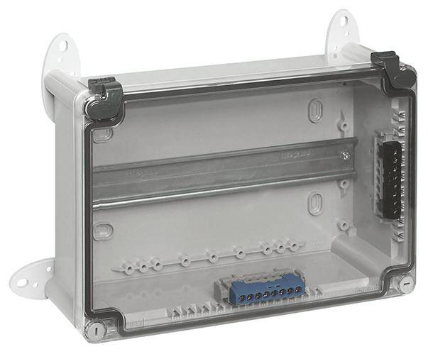 Boîtier de distribution gris-transparent avec un couvercle frontal transparent et plusieurs possibilités de connexion à l'intérieur.