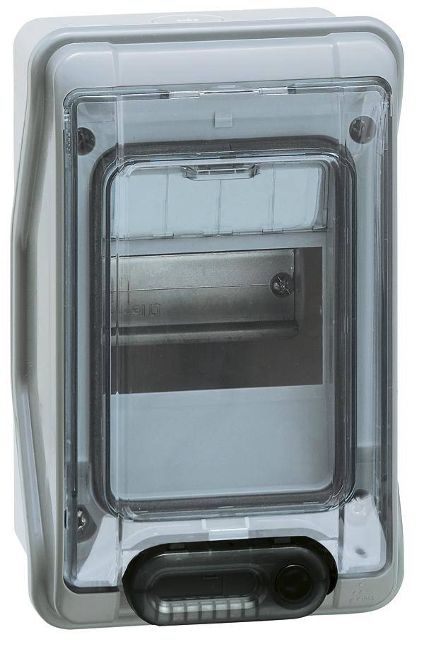 Boîtier résistant aux intempéries avec couvercle transparent et mécanisme de fermeture verrouillable, adapté pour une utilisation en extérieur.