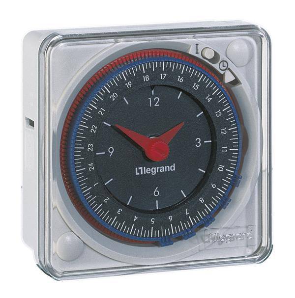 Un mécanisme d'horloge analogique dans un boîtier transparent, avec un pointeur rouge indiquant 10 heures.