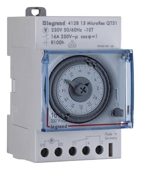 Une horloge analogique programmable de Legrand pour utilisation dans des circuits électriques, affichant l'heure en heures, adaptée pour 230V.