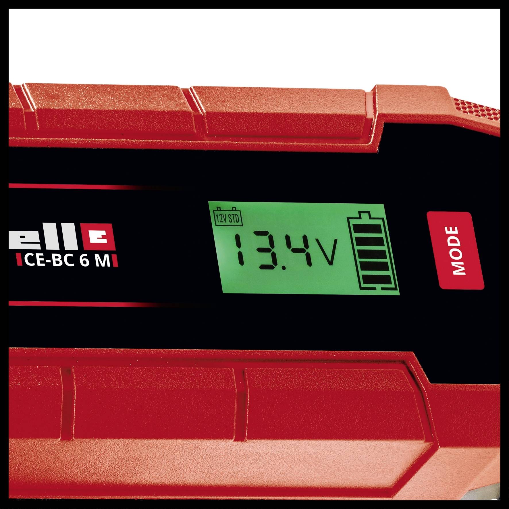Un chargeur de batterie rouge affiche '13,4V' sur un écran. Un bouton de mode se trouve à droite.