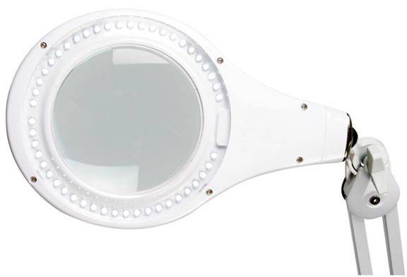 Une loupe lumineuse ronde blanche avec des LED périphériques. Elle est montée sur un bras articulé qui permet de la positionner facilement.