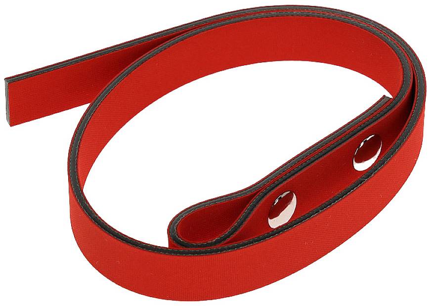 Un ruban rouge, flexible, muni de deux boutons métalliques à une extrémité, probablement un accessoire ou un élément d'un système de fermeture.