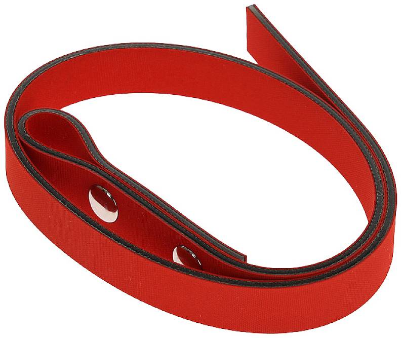 Une longue ceinture rouge avec des bords et des trous noirs, enroulée sur une surface blanche.