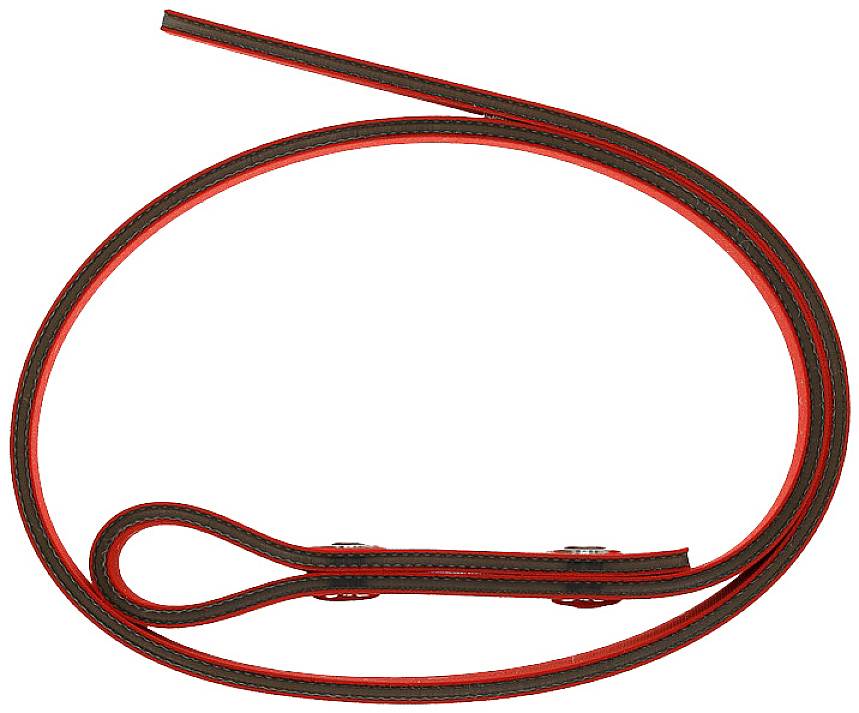 Ceinture noire avec une bande rouge, pliée en forme de boucle, sur fond blanc.