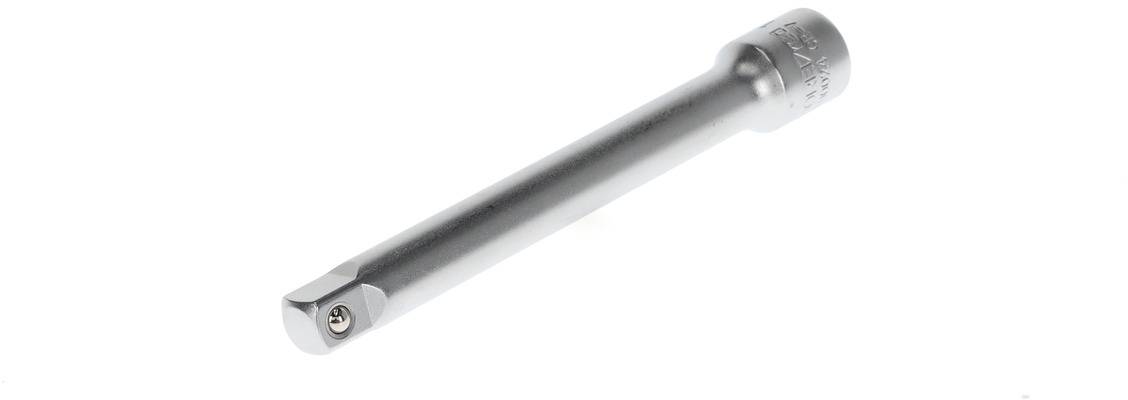 Une rallonge en argent pour clés à cliquet, métallique, cylindrique, avec une extrémité hexagonale pour la fixation des outils.