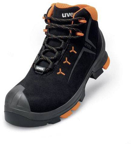 Bottes de sécurité noires avec des touches orange, semelle antidérapante et embout de protection, adaptées aux chantiers et aux travaux industriels.