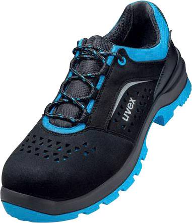 Chaussure de sécurité noire avec des touches bleues et semelle antidérapante. Matériau supérieur perforé pour la ventilation, à la fois élégante et fonctionnelle.
