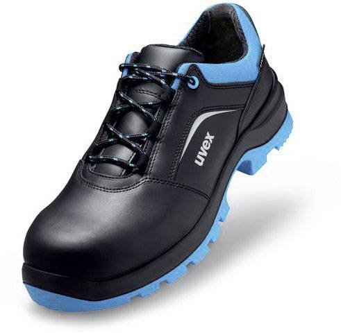 Chaussure de sécurité noire avec des accents bleus et des lacets, logo 'uvex' sur le côté, adaptée aux environnements de travail industriels.