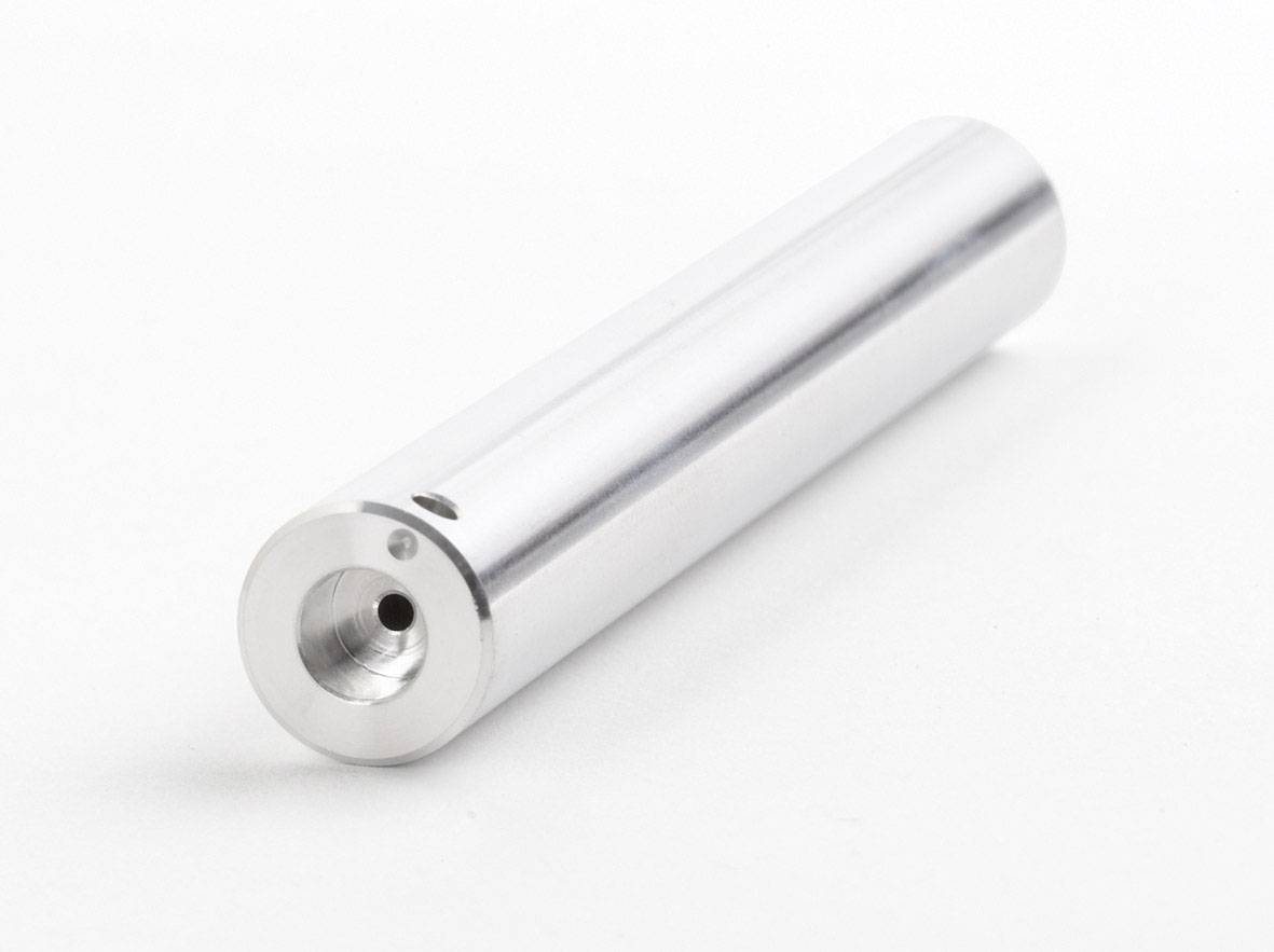 Tube métallique cylindrique sur fond blanc, avec un petit trou à une extrémité, lisse et brillant, sans marquage visible.