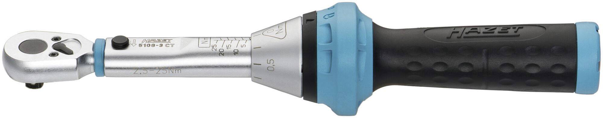 Une clé dynamométrique avec une poignée noire et un marquage bleu, utilisée pour mesurer et contrôler précisément les couples de serrage lors de travaux de vissage.