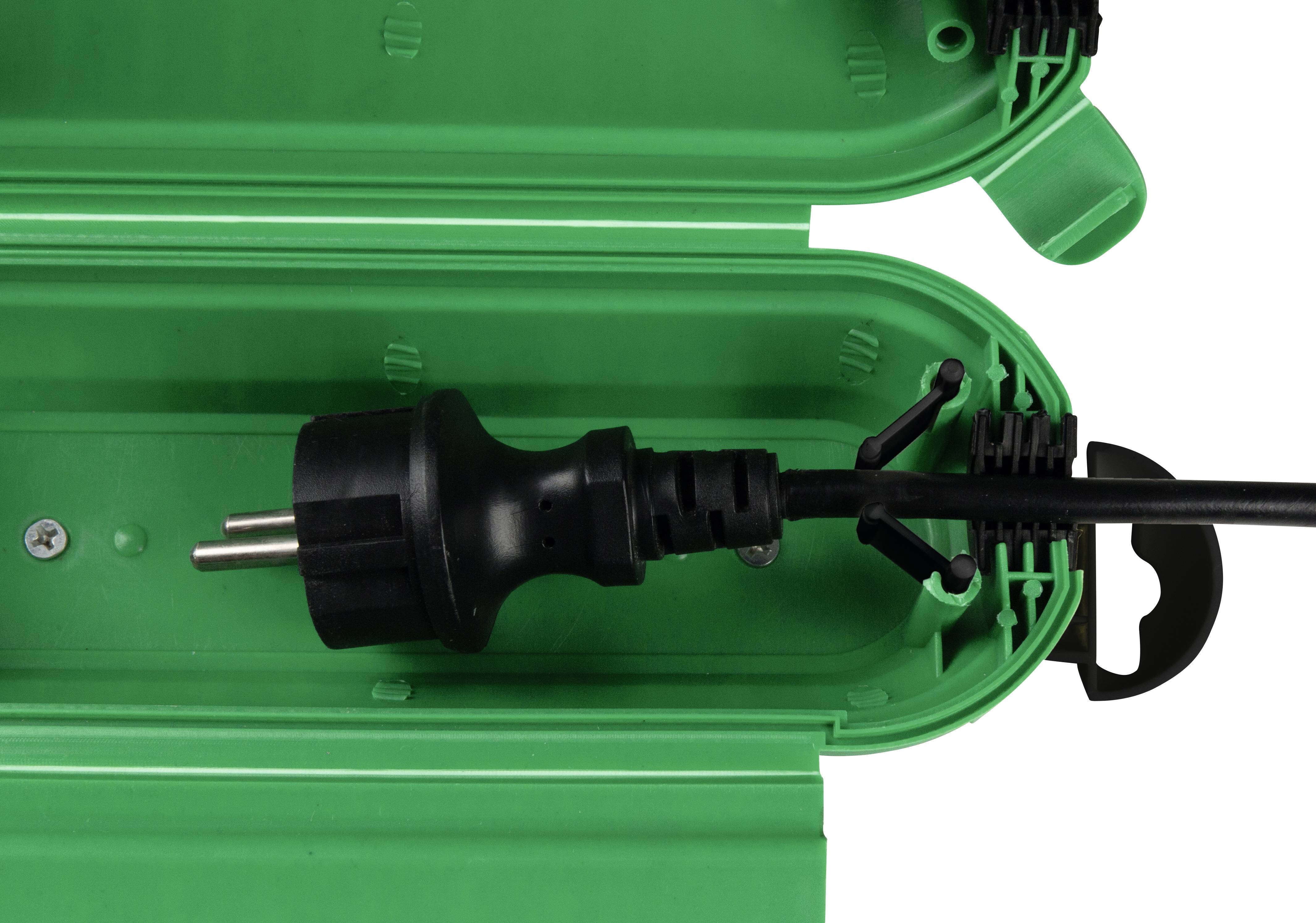 Une fiche noire est branchée dans un boîtier de connexion de câble vert et résistant aux intempéries. Le boîtier est partiellement ouvert.