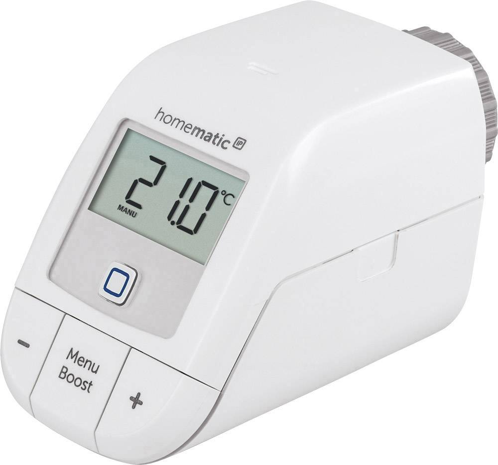 Un thermostat électronique blanc affiche '21,0 °C' sur son écran. Des touches pour le menu, le mode boost et le réglage de la température sont visibles.