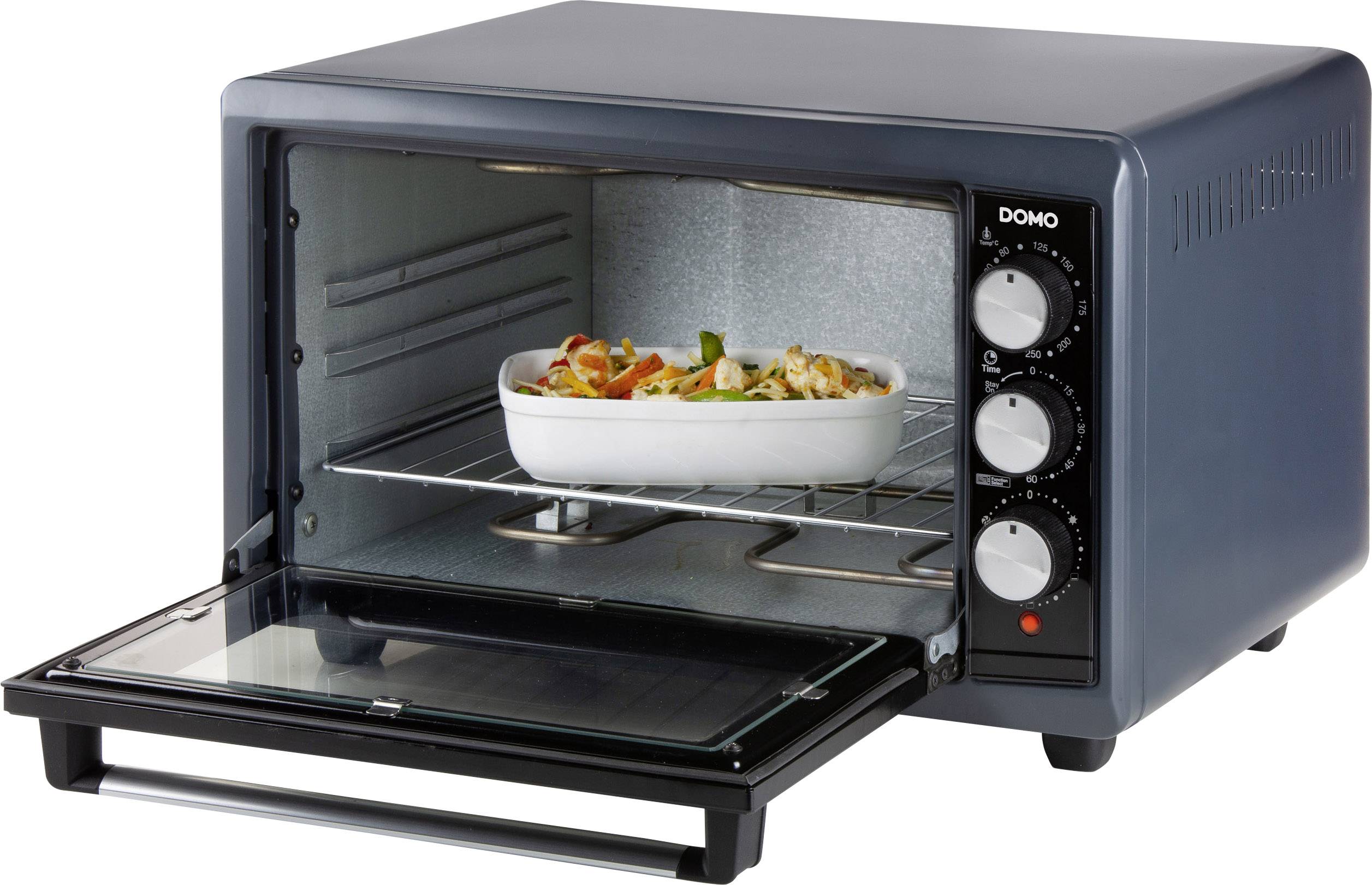 Un petit four gris avec la porte ouverte ; à l'intérieur se trouve un plat à gratin avec un plat gratinné sur une grille.