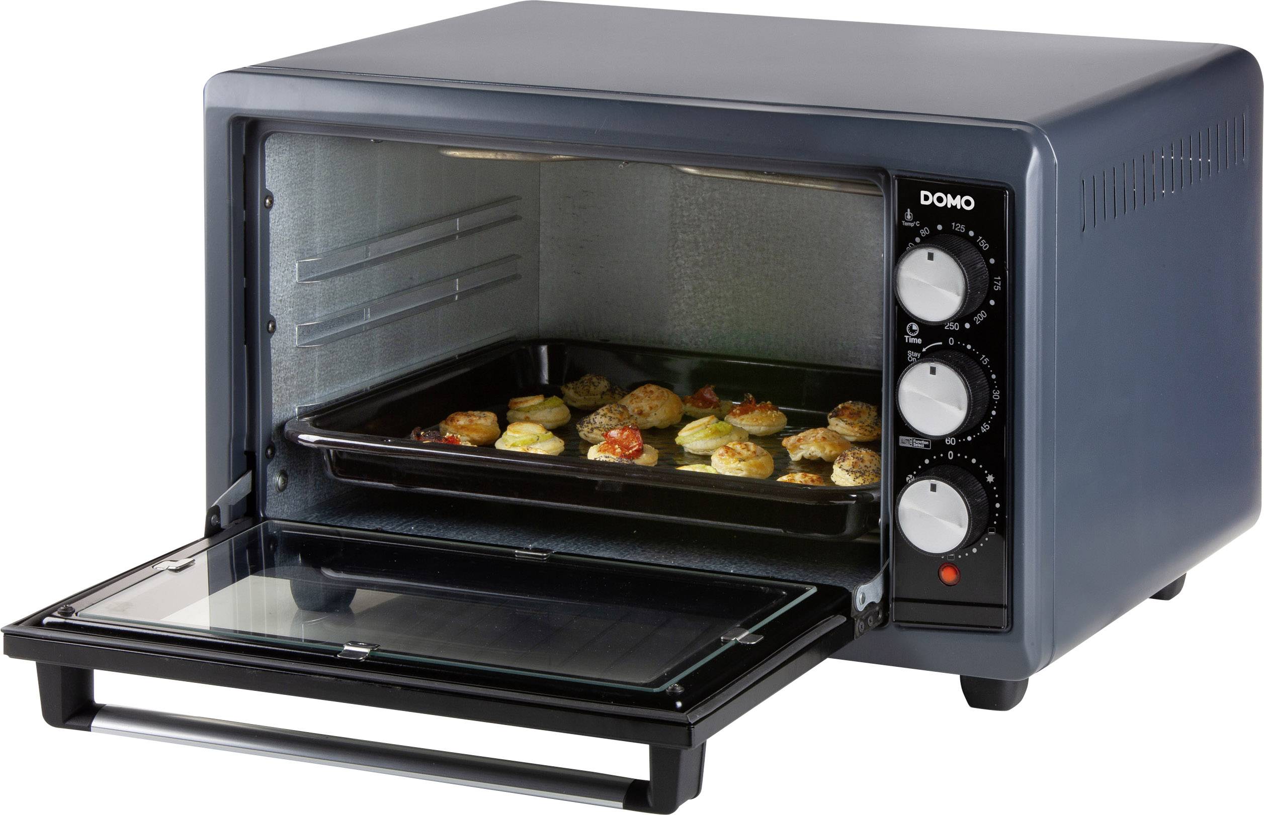 Four électrique ouvert, montrant une plaque avec des mini-pizzas. Trois boutons rotatifs de contrôle sur le côté droit.