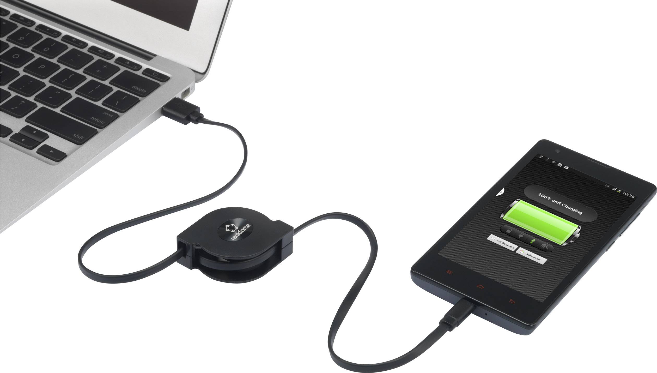 Un smartphone est en train de se charger via un câble USB connecté à un ordinateur portable. L'écran du smartphone affiche un indicateur de charge.