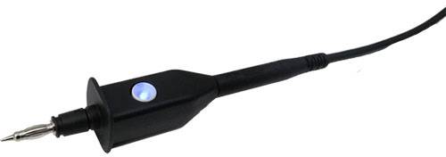 Un fer à souder noir avec un bouton lumineux bleu est posé sur un fond blanc.