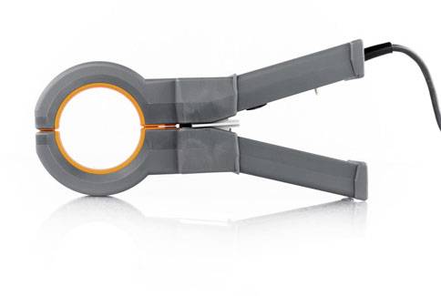 Pince ampèremétrique grise ouverte avec un bord orange, utilisée pour mesurer le courant alternatif dans un fil électrique.