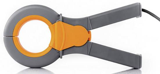 Pince ampèremétrique grise avec anneau orange, utilisée pour mesurer les courants électriques en enserrant les conducteurs.