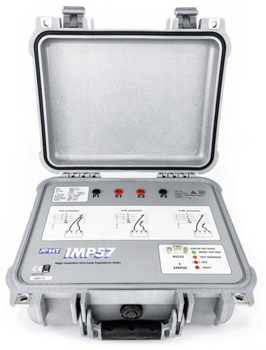Appareil de mesure IMP57 dans un boîtier ouvert avec schémas de circuit et témoins lumineux. Pour la mesure de la haute tension ; indications du fabricant visibles.