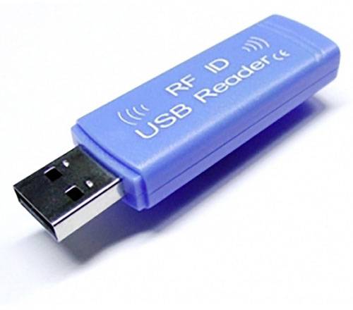 Une clé USB bleue portant l'inscription « RF ID USB Reader », utilisée pour lire des étiquettes RFID, sur un fond blanc.