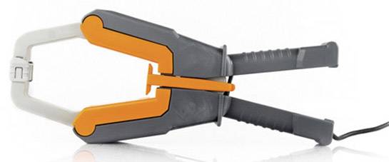 Une poignée grise et orange d'une pince, probablement destinée à des travaux manuels, reliée à un câble.