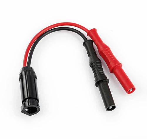 Deux fils de mesure, un rouge et un noir, reliés par un adaptateur. Utilisés pour les mesures électriques et les tests.