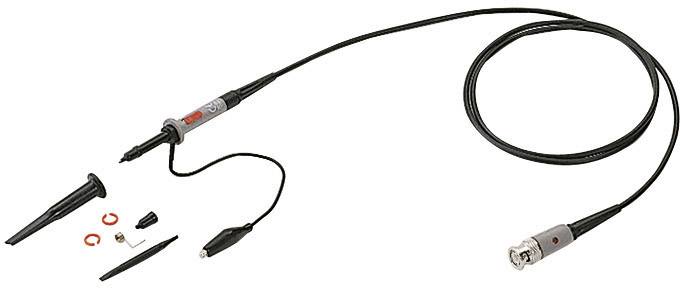 Oscilloscope probe with cable and various attachments, including crocodile clip and connection accessories.Sonde d'oscilloscope avec câble et différents accessoires, y compris une pince crocodile et des accessoires de connexion.