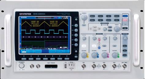 Un oscilloscope numérique avec un écran affichant des signaux sinusoïdaux en jaune et en bleu. Les fonctions et les commandes sont placées à droite.