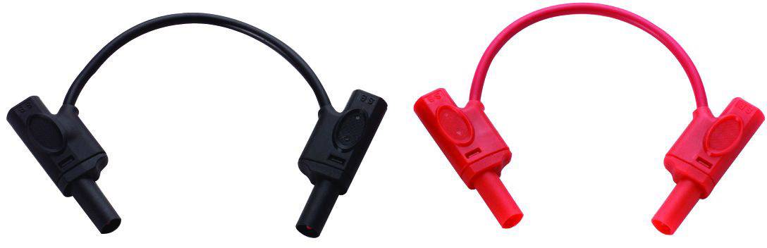 Deux fiches de sécurité, l'une rouge, l'autre noire, chacune reliée à un court câble, pour une connexion électrique sûre.