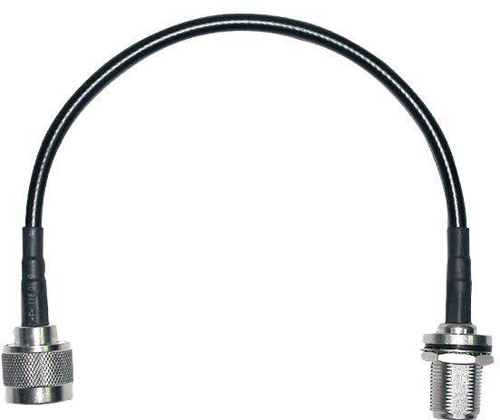 Un court câble coaxial noir avec deux connecteurs, adapté aux transmissions de signaux d'antenne ou de radiofréquence.
