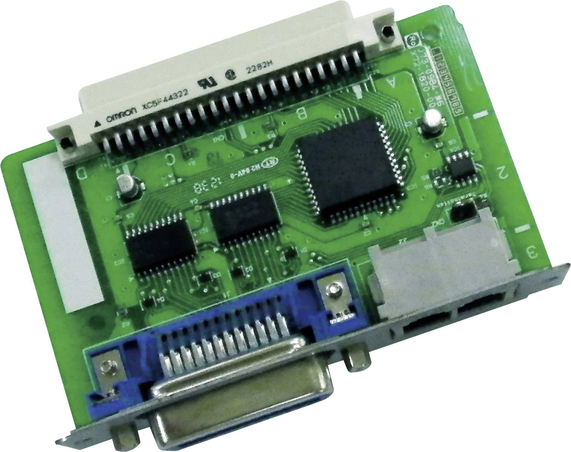 Une carte de circuit imprimé verte avec plusieurs puces noires et connecteurs. Elle possède un connecteur bleu sur sa face inférieure.