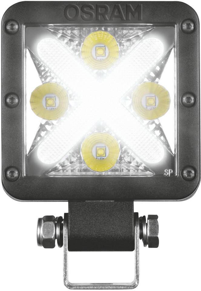 Un projecteur de travail LED carré OSRAM éclaire intensément, avec quatre LED jaunes disposées en forme de X, monté sur un support.